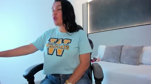 zoee_zi online show from October 25, 2025, 6:57 pm