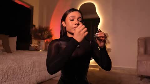 zoevidal_ online show from November 5, 2025, 12:05 pm