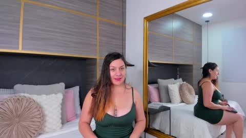 Snapshot of zoevold chatting on November 30, 2025, 1:04 pm ZOE online show from November 30, 2025, 1:04 pm