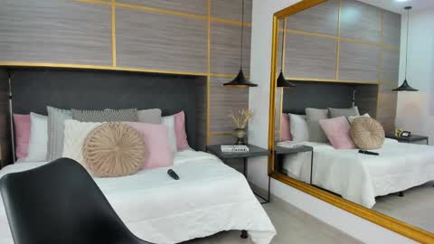 Snapshot of zoevold chatting on December 3, 2025, 11:08 am ZOE online show from December 3, 2025, 11:08 am