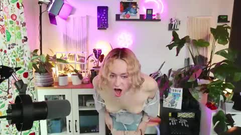 Zoey Ryan online show from November 21, 2025, 5:33 pm