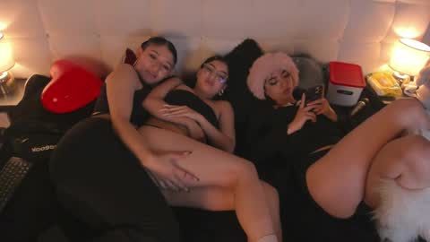 Snapshot of zowi_hottiee chatting on February 15, 2025, 5:51 am cintya kors online show from February 15, 2025, 5:51 am