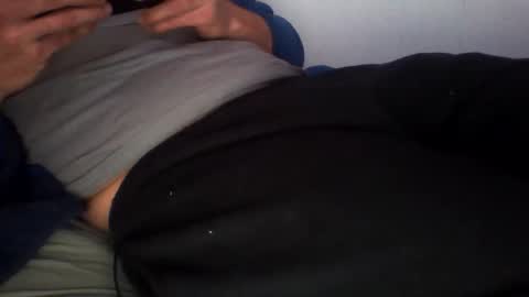 Snapshot of zyggy87 chatting on December 17, 2025, 12:00 pm zyggy87 online show from December 17, 2025, 12:00 pm