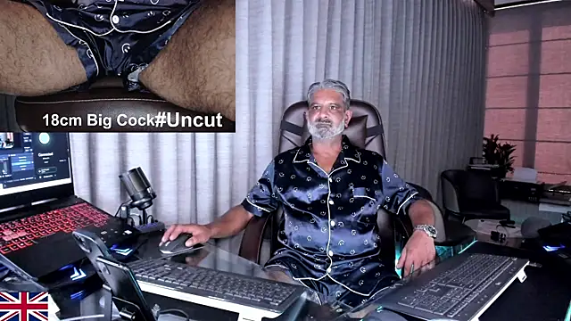 Snapshot of OnlineBossUK chatting on June 7, 2026, 11:03 am OnlineBossUK online show from June 7, 2026, 11:03 am