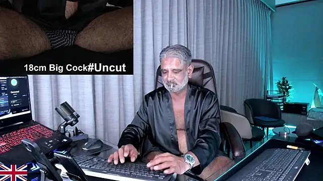Snapshot of OnlineBossUK chatting on July 16, 2026, 4:35 pm OnlineBossUK online show from July 16, 2026, 4:35 pm