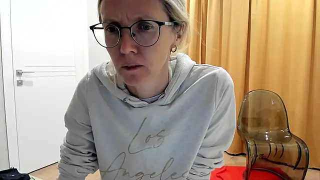 angelmommu online show from October 14, 2025, 4:57 am