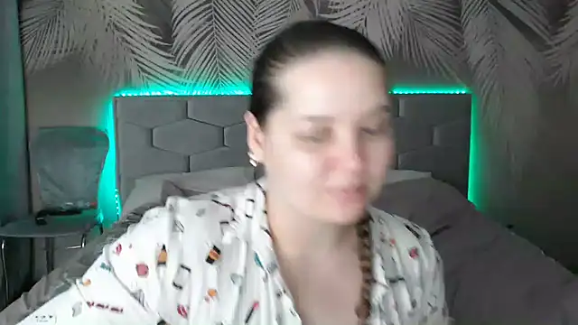 uliastar online show from February 4, 2025, 1:48 pm