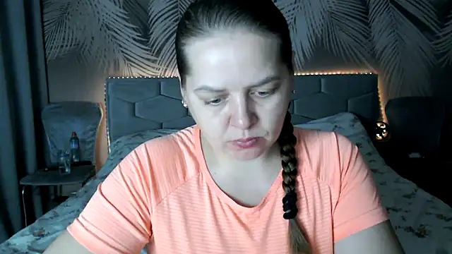 uliastar online show from December 1, 2025, 7:35 am