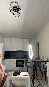 Mia Roxie online show from November 19, 2025, 3:06 am