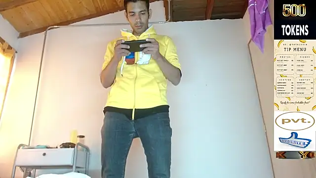JohanyLatino online show from May 12, 2026, 10:07 pm