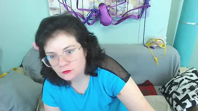 Snapshot of EverlyRays chatting on December 6, 2024, 8:37 am EverlyRays online show from December 6, 2024, 8:37 am