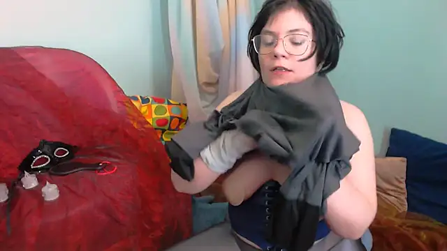 EverlyRays online show from December 15, 2025, 5:23 am