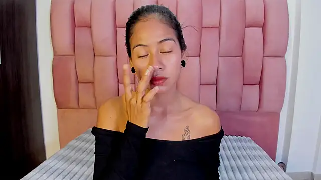 JuliKim  online show from September 24, 2025, 12:41 pm