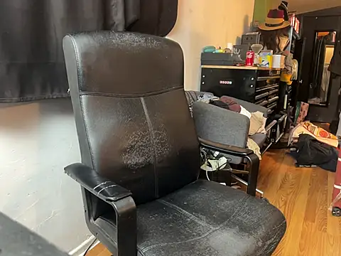 leanjamesdean online show from November 25, 2025, 2:11 am