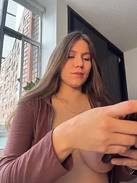 AmelieLaurent  online show from May 13, 2026, 2:47 pm
