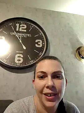 Snapshot of LEAsquirt91 chatting on December 8, 2024, 10:57 pm LEAsquirt91 online show from December 8, 2024, 10:57 pm