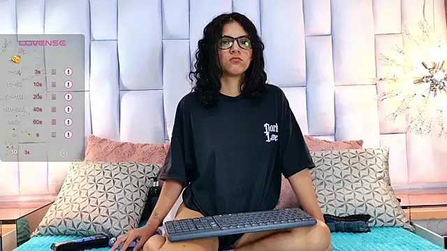 Iris Ross  online show from November 28, 2025, 11:35 am