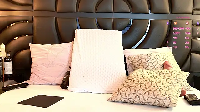 Iris Ross  online show from March 10, 2026, 7:19 pm