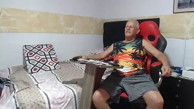 Snapshot of VALENTINO1983_ chatting on October 20, 2025, 9:04 pm VALENTINO1983 online show from October 20, 2025, 9:04 pm