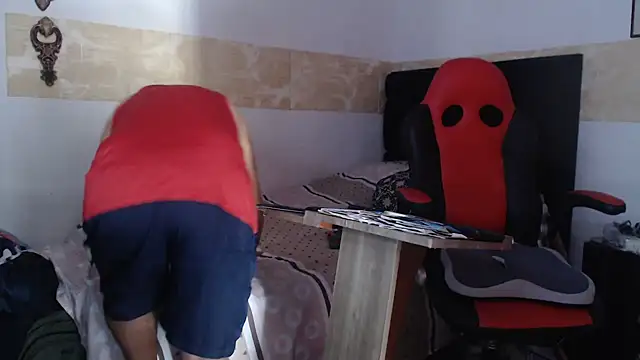 Snapshot of VALENTINO1983_ chatting on October 30, 2025, 5:02 pm VALENTINO1983 online show from October 30, 2025, 5:02 pm