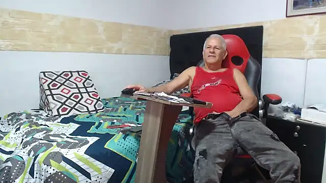 Snapshot of VALENTINO1983_ chatting on November 6, 2025, 5:30 am VALENTINO1983 online show from November 6, 2025, 5:30 am