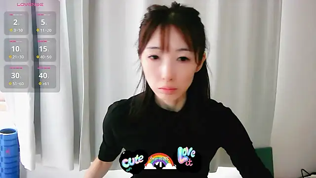 Snapshot of Love_me_Eri_ chatting on October 18, 2025, 4:04 am Love me Eri  online show from October 18, 2025, 4:04 am