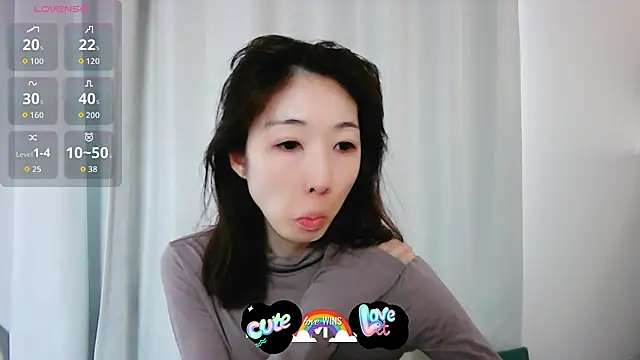 Snapshot of Love_me_Eri_ chatting on October 20, 2025, 11:27 pm Love me Eri  online show from October 20, 2025, 11:27 pm