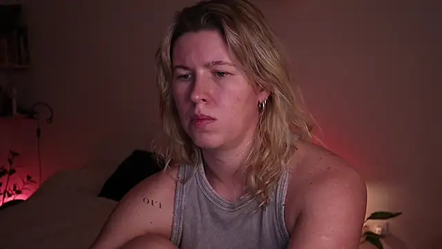 moonamii online show from October 27, 2025, 6:23 pm