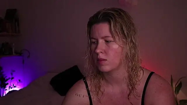 moonamii online show from November 6, 2025, 6:09 pm