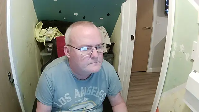 Snapshot of FriendlyDave chatting on February 6, 2025, 7:40 pm FriendlyDave online show from February 6, 2025, 7:40 pm