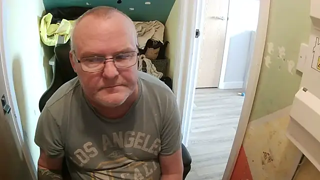 Snapshot of FriendlyDave chatting on February 9, 2025, 10:20 am FriendlyDave online show from February 9, 2025, 10:20 am