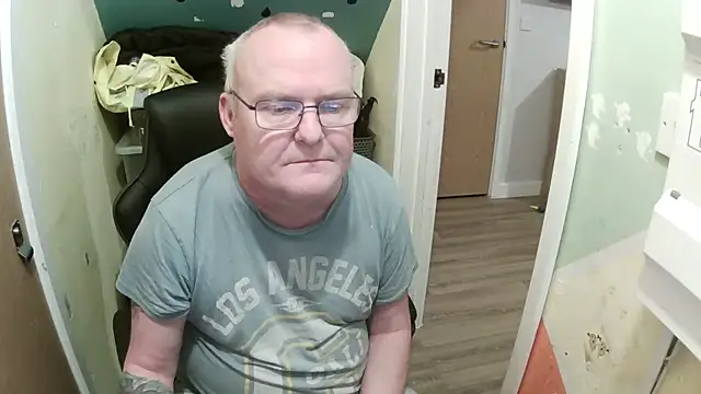 Snapshot of FriendlyDave chatting on February 9, 2025, 8:13 pm FriendlyDave online show from February 9, 2025, 8:13 pm