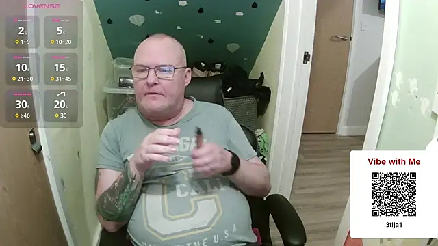 Snapshot of FriendlyDave chatting on February 15, 2025, 6:55 pm FriendlyDave online show from February 15, 2025, 6:55 pm