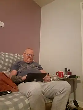 Snapshot of FriendlyDave chatting on February 16, 2025, 10:54 pm FriendlyDave online show from February 16, 2025, 10:54 pm