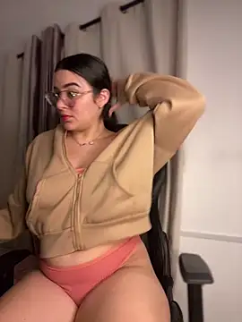 Lia flowers online show from January 25, 2025, 1:21 am