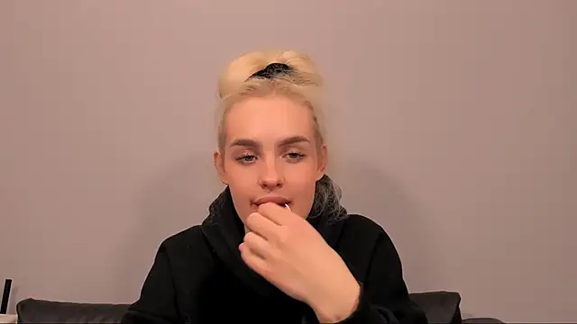 Snapshot of OliviaKisss chatting on February 13, 2026, 7:43 pm OliviaKisss online show from February 13, 2026, 7:43 pm