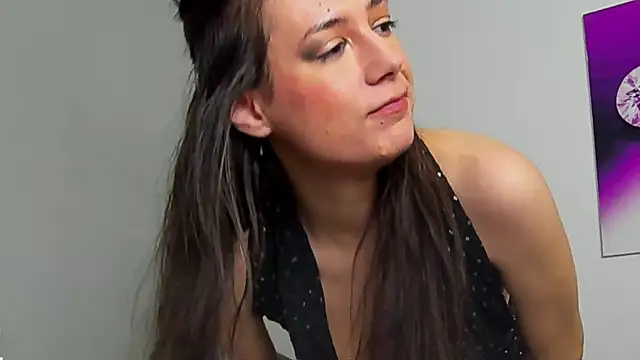 Snapshot of JuliaHunts chatting on November 24, 2025, 5:40 am JuliaHunts online show from November 24, 2025, 5:40 am