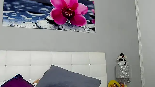 Snapshot of JuliaHunts chatting on December 14, 2025, 5:24 am JuliaHunts online show from December 14, 2025, 5:24 am