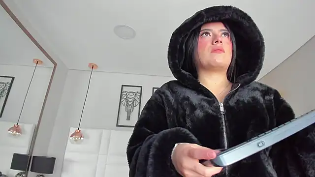 Rebeca jones online show from December 16, 2025, 12:10 pm