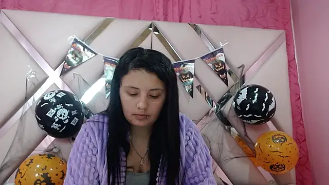 Snapshot of nathaly_low1 chatting on October 15, 2025, 2:22 am nathaly low1 online show from October 15, 2025, 2:22 am