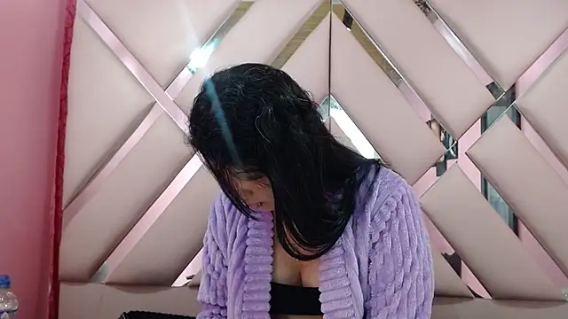 nathaly low1 online show from November 19, 2025, 3:17 am