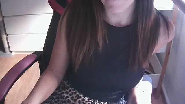 Snapshot of LunaGuerraxx chatting on November 7, 2025, 8:36 am LunaGuerraxx online show from November 7, 2025, 8:36 am