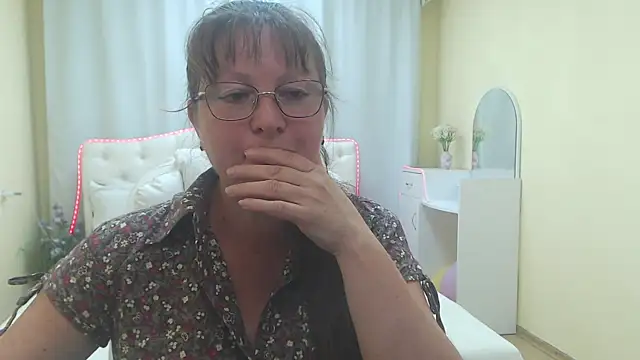 VanessaHotts online show from July 7, 2026, 6:58 am