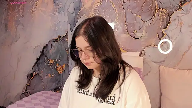 Snapshot of Mey_moon chatting on February 22, 2026, 4:24 am Mey moon online show from February 22, 2026, 4:24 am