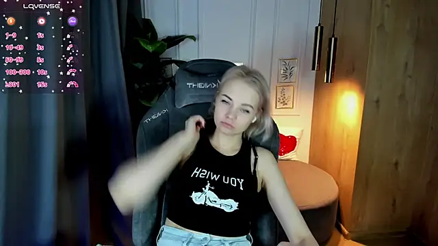 Snapshot of StephanieSweety chatting on March 7, 2025, 8:56 am StephanieSweety online show from March 7, 2025, 8:56 am