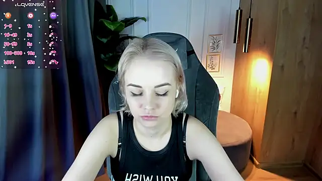 Snapshot of StephanieSweety chatting on March 7, 2025, 12:12 pm StephanieSweety online show from March 7, 2025, 12:12 pm