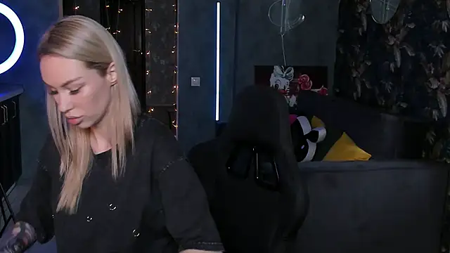 Snapshot of Blckmirrorr chatting on October 22, 2025, 4:24 am Blckmirrorr online show from October 22, 2025, 4:24 am