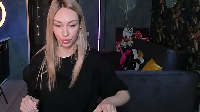 Snapshot of Blckmirrorr chatting on October 25, 2025, 8:00 am Blckmirrorr online show from October 25, 2025, 8:00 am