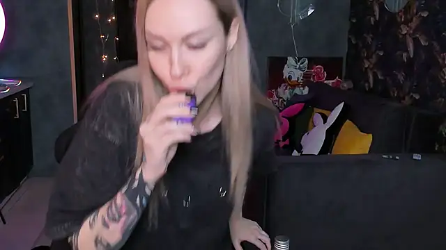 Snapshot of Blckmirrorr chatting on December 18, 2025, 8:42 am Blckmirrorr online show from December 18, 2025, 8:42 am