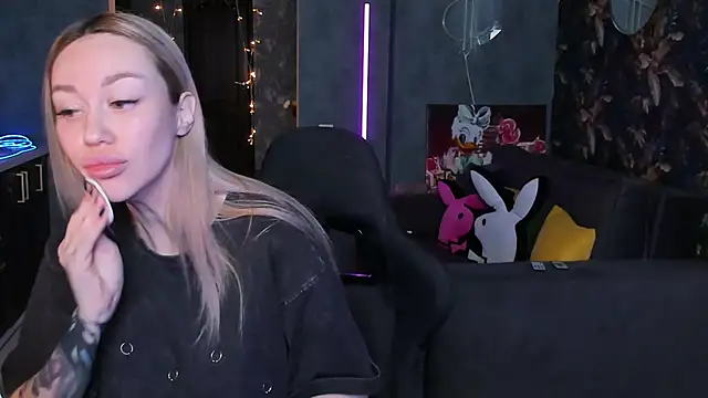 Snapshot of Blckmirrorr chatting on December 21, 2025, 9:27 am Blckmirrorr online show from December 21, 2025, 9:27 am